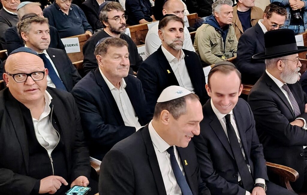 Franck Allisio, en haut à gauche sur la photo, à la synagogue de Breteuil l'année dernière