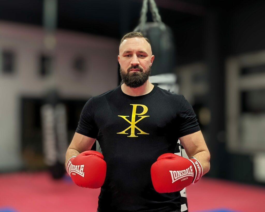 Un kickboxeur professionnel allemand raconte sa conversion à la foi catholique