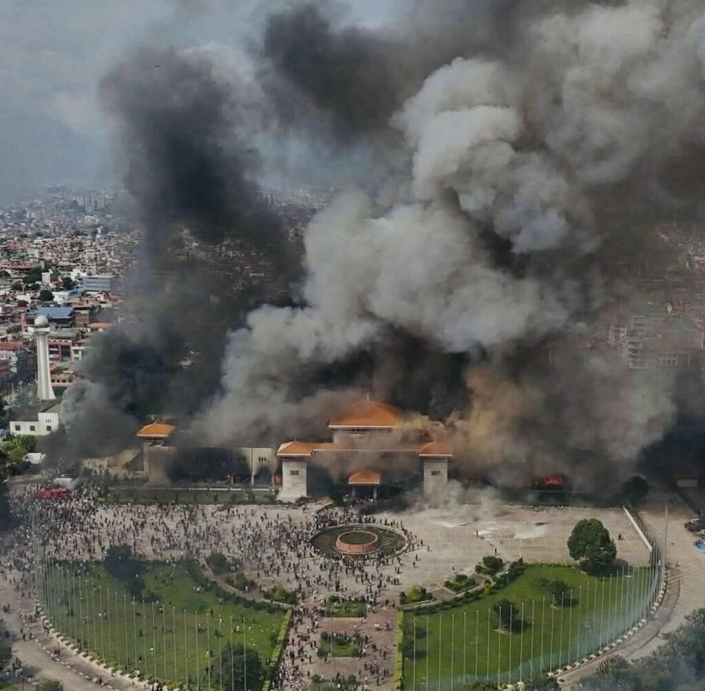 Le Népal sombre dans le chaos, les manifestations deviennent meurtrières
