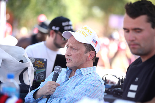 L'acteur Rob Schneider déclare que Charlie Kirk est mort en combattant pour sauver l'Amérique et son peuple de « l'impiété »