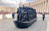Le monument rendant hommage aux migrants Place Saint-Pierre représente un groupe de 140 migrants de différentes cultures et périodes historiques