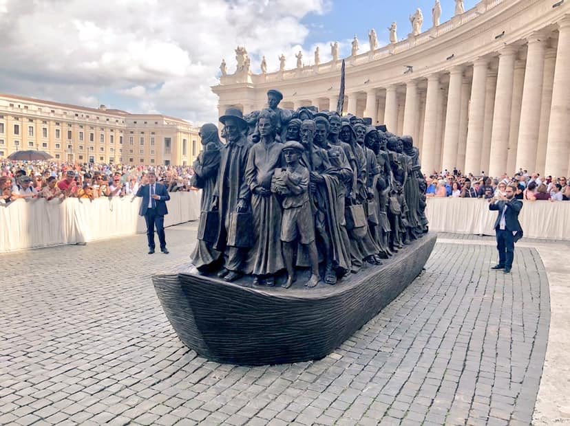 Le monument rendant hommage aux migrants Place Saint-Pierre représente un groupe de 140 migrants de différentes cultures et périodes historiques