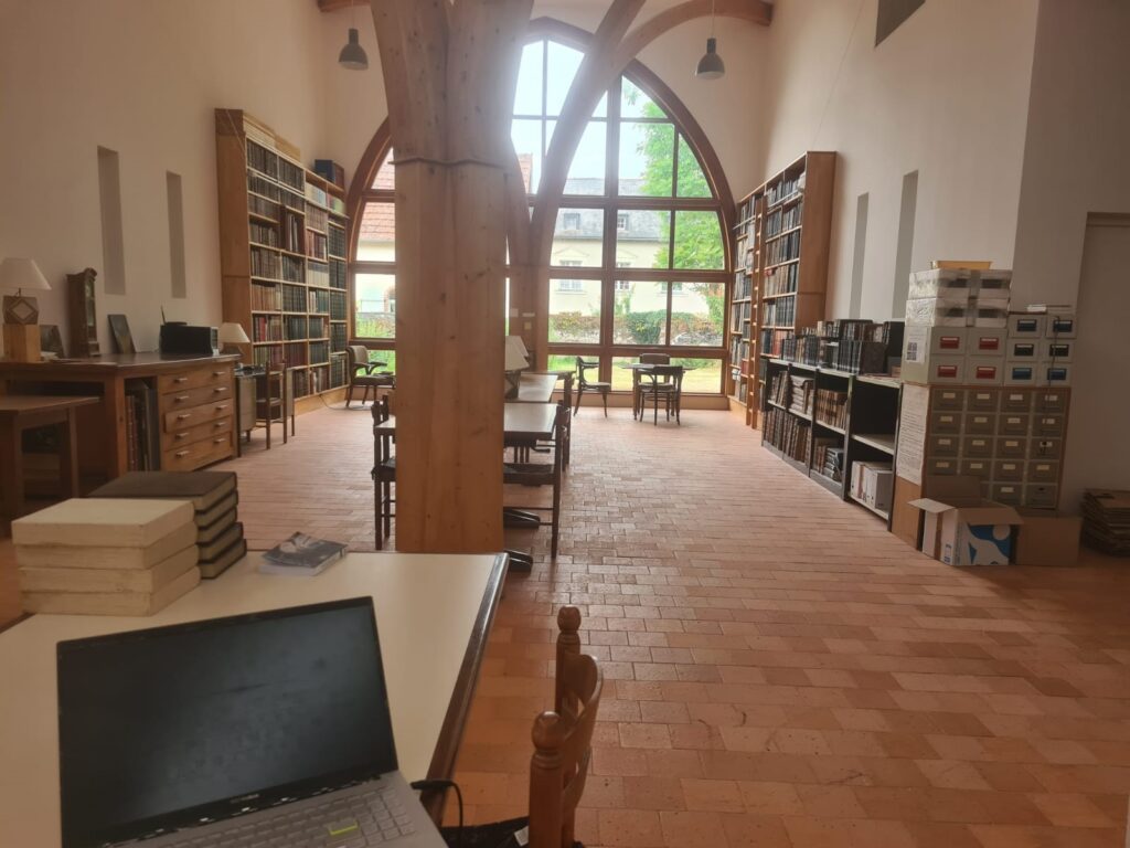 La bibliothèque du couvent des Dominicains d'Avrillé, où est rédigée la revue Le Sel de la Terre