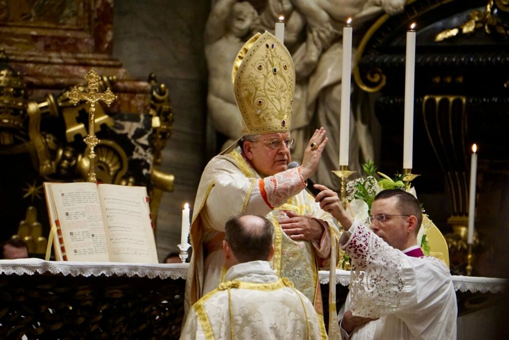 Le cardinal Burke célèbre la messe traditionnelle à la basilique Saint Pierre, samedi 25 octobre 2025