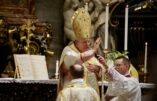 Le cardinal Burke célèbre la messe traditionnelle à la basilique Saint Pierre, samedi 25 octobre 2025