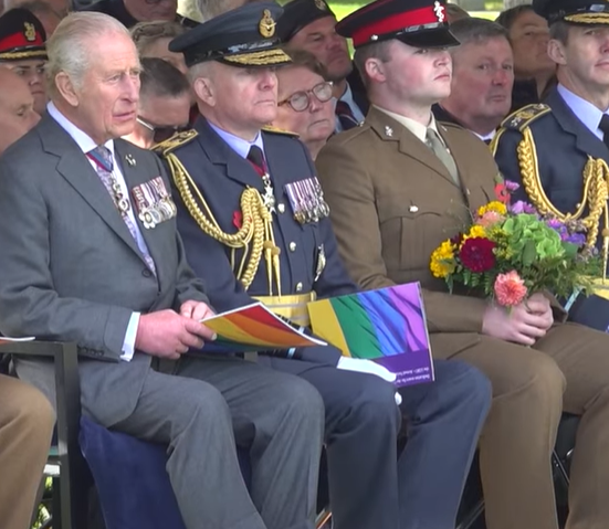 Le roi Charles III honore les militaires LGBT...