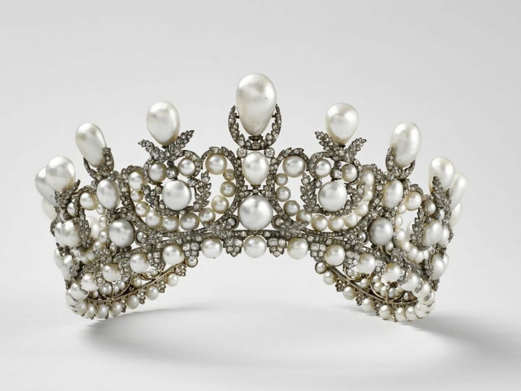 Diadème de l’Impératrice Eugénie, 1853, Perle d’Orient, diamant, argent, or, Paris, Musée du Louvre, volé le 19 octobre 2025