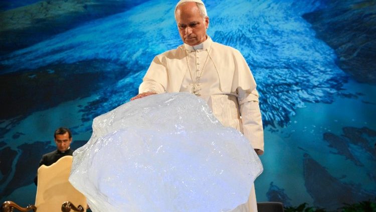 1er octobre 2025 - Le pape Léon XIV bénit un morceau de glace