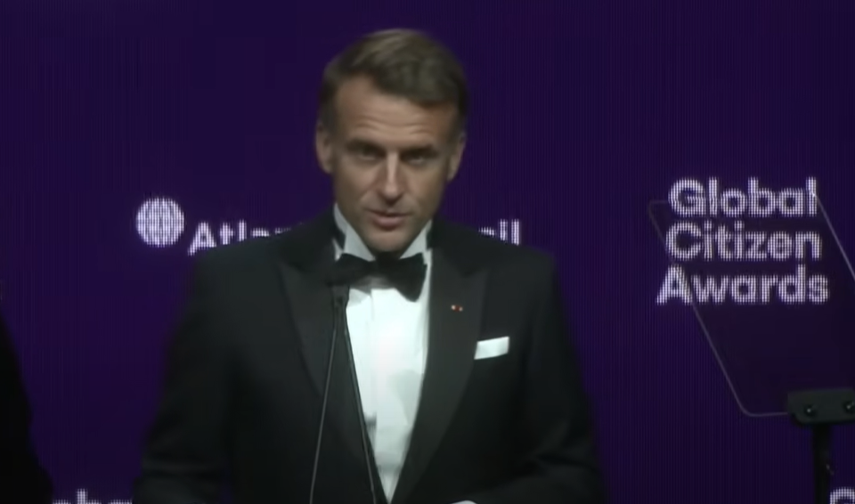 Le patron de Blackrock décerne le Prix de Citoyen du monde à Emmanuel Macron