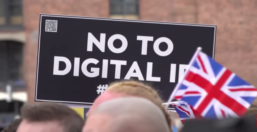 Des milliers de personnes manifestent contre le projet du gouvernement britannique d'introduire des cartes d'identité numériques obligatoires
