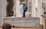 Un homme profane le maître-autel de la basilique Saint-Pierre en urinant dessus pendant la messe