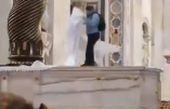 Un homme profane le maître-autel de la basilique Saint-Pierre en urinant dessus pendant la messe