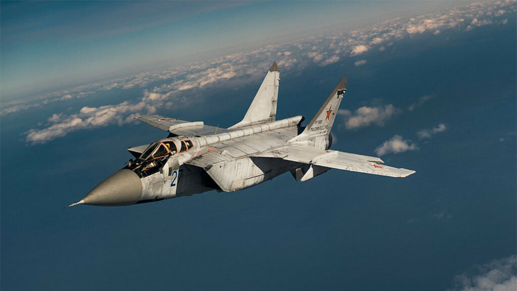 Avion de chasse russe MiG-31 armé d'un missile hypersonique Kinzhal