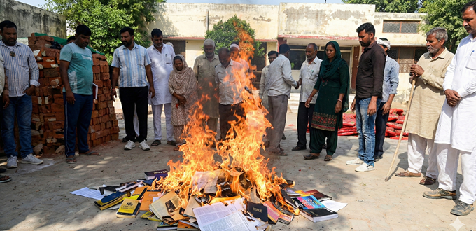 Des chrétiens contraints d'abjurer leur foi et brûlent des Bibles dans le nord de l'Inde