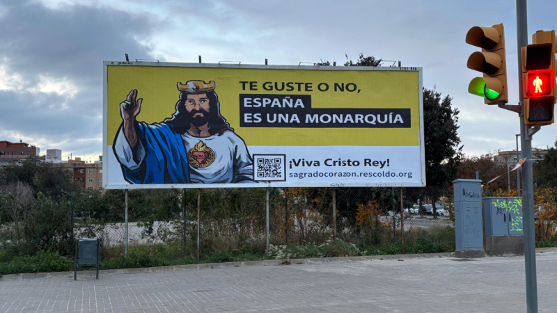 « Que cela vous plaise ou non, l'Espagne est une monarchie. Vive le Christ Roi ! » Des affiches placardées dans 15 villes espagnoles