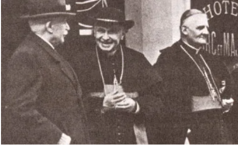 Le Maréchal Pétain et des cardinaux