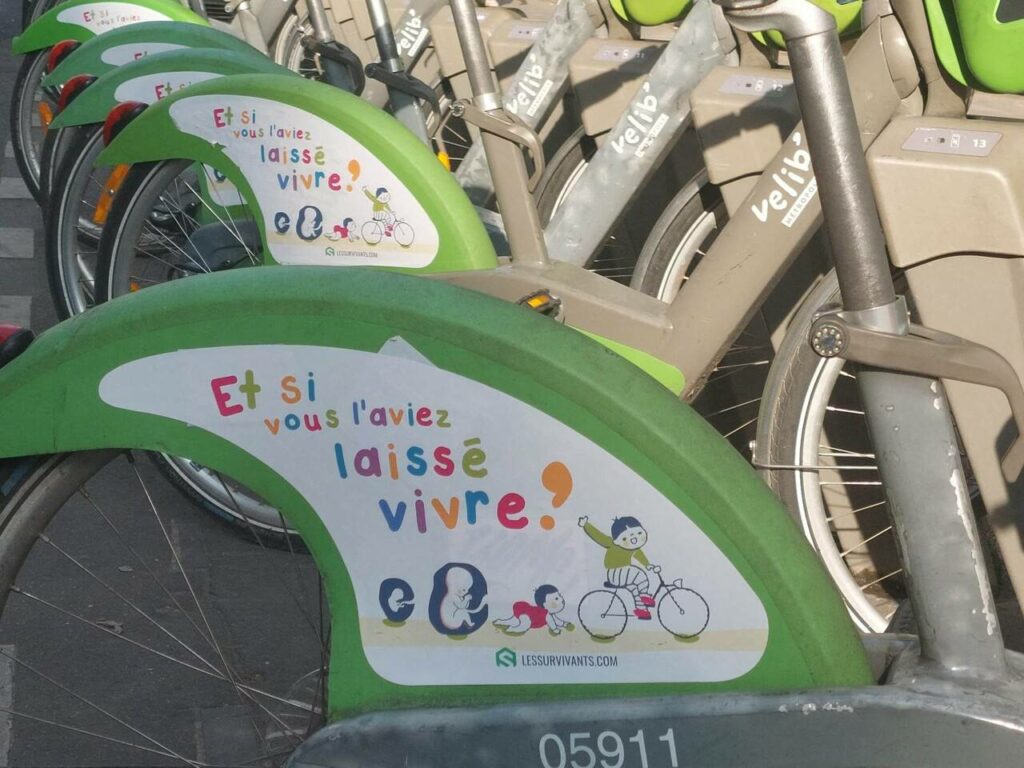 Un père de famille condamné à 35 000 euros d'amende pour des autocollants pro-vie