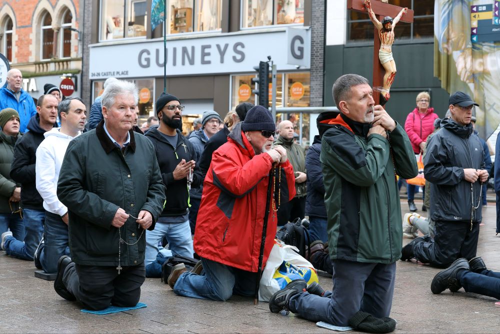 6 décembre 2025, Belfast, Irlande : Récitation du chapelet par des hommes