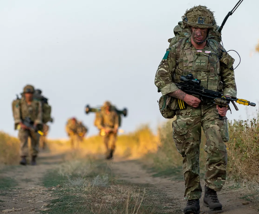 Le Royaume-Uni admet avoir envoyé des parachutistes en Ukraine
