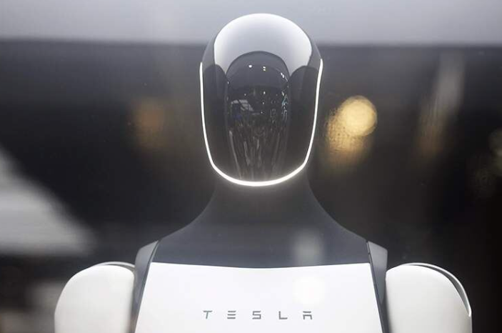 Tesla pourrait commencer à vendre des robots humanoïdes Optimus en 2027