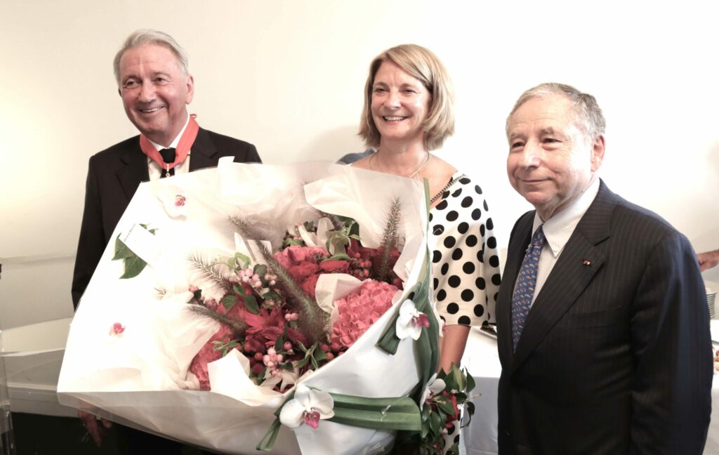 Jean Todt (à droite) lors d'une cérémonie à Paris en 2017 où Terje Rød-Larsen a été fait Commandeur de la Légion d'honneur. Au centre, Mona Juul, épouse de Rød-Larsen et alors ambassadrice à Londres. Photo : IPI