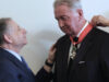Jean Todt décore Rod-Larsen de la Légion d'honneur