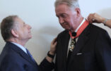 Jean Todt décore Rod-Larsen de la Légion d'honneur