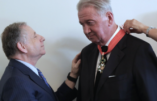 Jean Todt décore Rod-Larsen de la Légion d'honneur