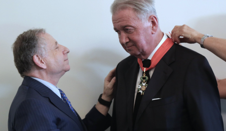 Jean Todt décore Rod-Larsen