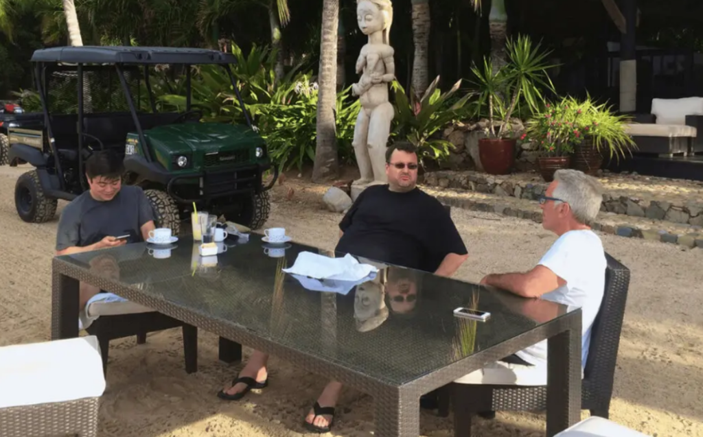 De gauche à droite, Joi Ito (MIT), Reid Hoffman (Linkedin) et Jeffrey Epstein sur l'île privée de ce dernier