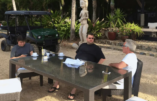 De gauche à droite, Joi Ito (MIT), Reid Hoffman (Linkedin) et Jeffrey Epstein sur l'île privée de ce dernier