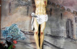 Image - Rare crucifix dans l’église du Christ-Rédempteur à Taybeh, avec la plaie sur le flanc gauche.