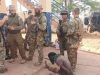 Des soldats de l'Africa Corps russe avec un prisonnier ayant participé à la tentative de coup d'Etat islamiste au Mali