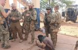 Des soldats de l'Africa Corps russe avec un prisonnier ayant participé à la tentative de coup d'Etat islamiste au Mali