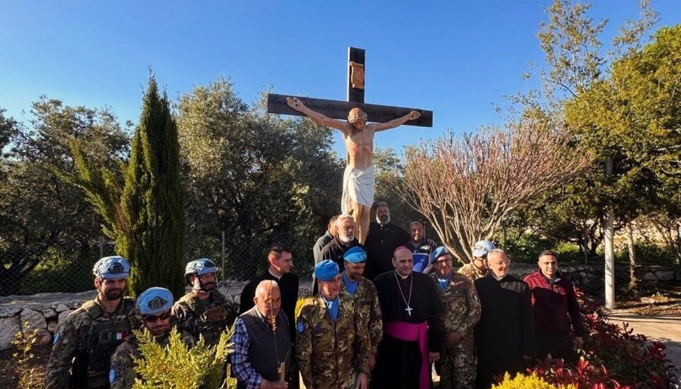 Des soldats italiens réparent la profanation d'un calvaire par un soldat israélien