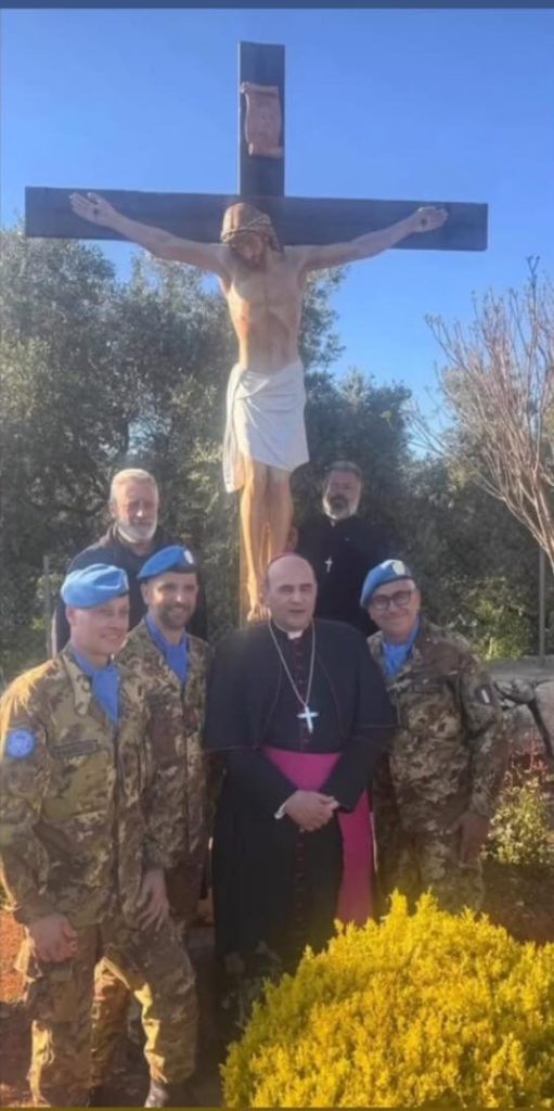 Des soldats italiens réparent la profanation d'un calvaire par un soldat israélien