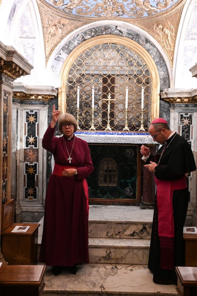 Rome, chapelle Clémentine, 26 avril 2026 : le faux "archevêque" anglican Sarah Mullally donne une fausse bénédiction et l'évêque catholique à côté la reçoit.