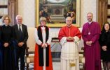 27 avril 2026 - Léon XIV reçoit au Vatican l'"archevêque" anglican de Canterbury, Sarah Mullally. Avec de gauche à droite : Margaret Cave ('révérende' anglicane), Eamonn Mullally (époux de Sarah Mullally), l''archevêque' anglican Sarah Mullally, Léon XIV, l''évêque' anglican Anthony Ball et son épouse.