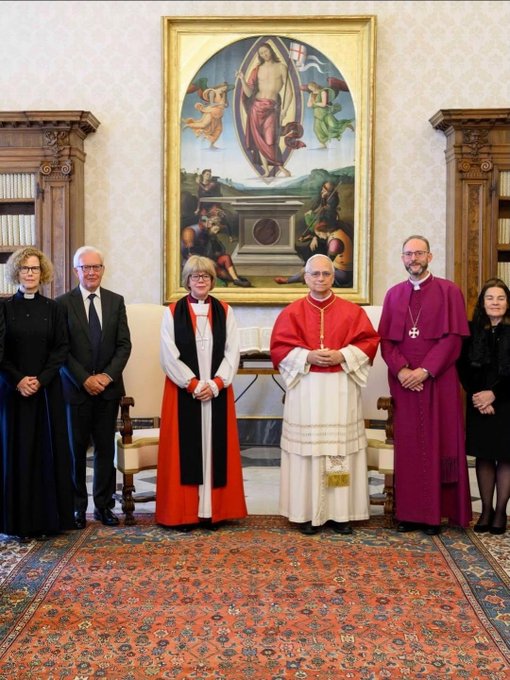 27 avril 2026 - Léon XIV reçoit au Vatican l'"archevêque" anglican de Canterbury, Sarah Mullally. Avec de gauche à droite : Margaret Cave ('révérende' anglicane), Eamonn Mullally (époux de Sarah Mullally), l''archevêque' anglican Sarah Mullally, Léon XIV, l''évêque' anglican Anthony Ball et son épouse. 