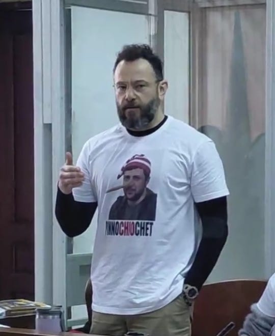 Un cliché récent de Dubinski derrière les barreaux. Il a une grosse collection de t-shirts politiquement chargés