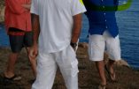 Jeffrey Epstein (au centre) et Howard Lutnick (au centre-droite), actuel secrétaire au Commerce, sur une photo non datée publiée par le ministère de la Justice en janvier.