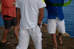 Jeffrey Epstein (au centre) et Howard Lutnick (au centre-droite), actuel secrétaire au Commerce, sur une photo non datée publiée par le ministère de la Justice en janvier.
