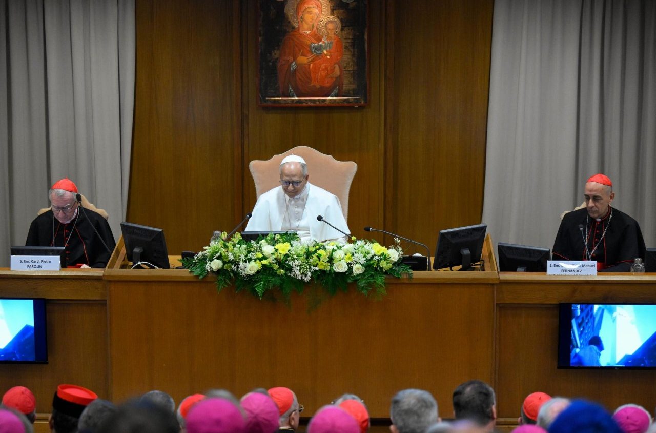 Lundi 25 mai 2026 - Le Pape Léon XIV, lors de la promulgation de sa première lettre encyclique, intitulée Magnifica humanitas, dans la salle du synode du Vatican