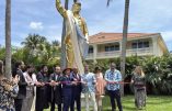 Des pasteurs et des rabbins inaugurent une statue dorée de Trump