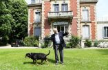 Jean-Marie Le Pen dans le parc de sa ville de Montretout.