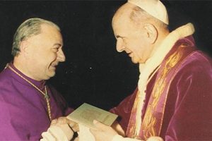 L’archevêque Annibale Bugnini, figure centrale de la nouvelle messe de Paul VI (ici avec Paul VI)