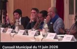 Kevin NADER tenant le crucifix lord du conseil municipal d'Ivry : capture d'écran compte X