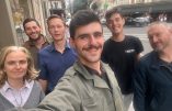 Les six catholiques qui avaient été placés en garde à vue. Photo prise à la sortie du commissariat de police lundi en fin d'après-midi.