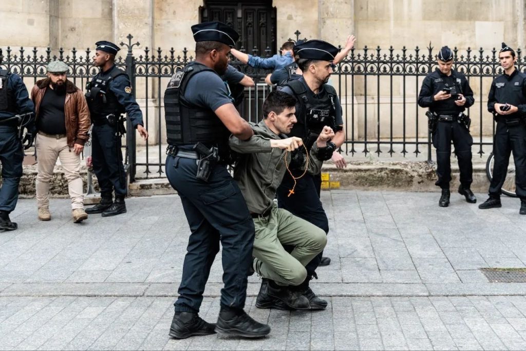 Des catholiques face à la profanation de l'église Saint-Laurent à Paris : témoignage