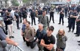Les six catholiques encerckés avant leur mise en garde à vue. Au centre, à genous, Thibault Barge.